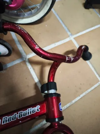 Bicicleta sin pedales roja