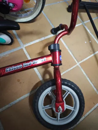 Bicicleta sin pedales roja