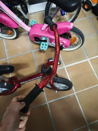 Bicicleta sin pedales roja