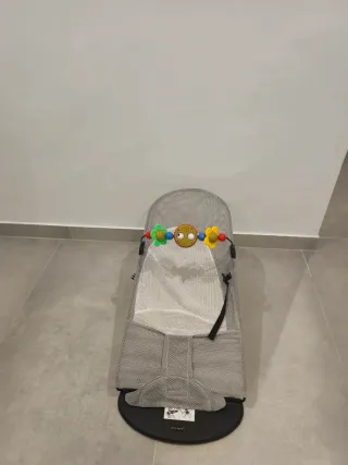 Hamaca bebé gris con juguetes