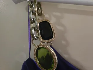 Vestido Moschino Morado con Joyas Doradas