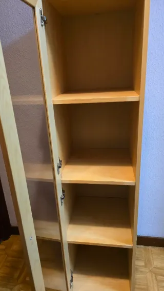 Vitrina Ikea madera y puerta de cristal