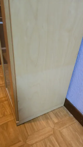 Vitrina Ikea madera y puerta de cristal