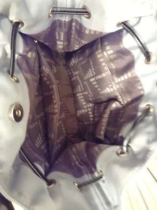 Bolso gris con asas negras