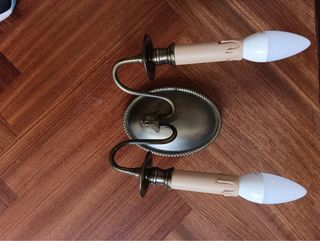 Lámpara de pared dorada y beige