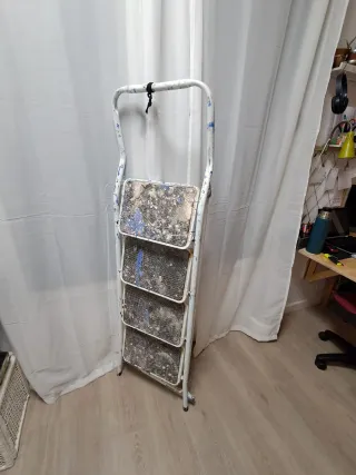 Escalera plegable metálica 4 peldaños. Excelente!