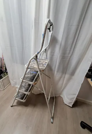 Escalera plegable metálica 4 peldaños. Excelente!