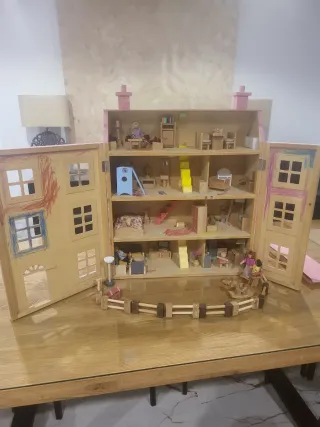 Casita de madera para muñecas