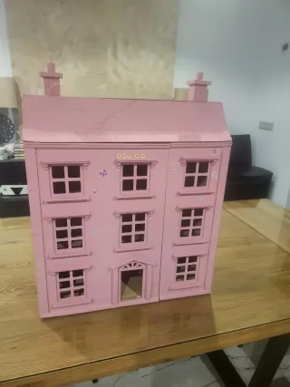 Casita de madera para muñecas