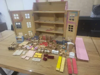 Casita de madera para muñecas