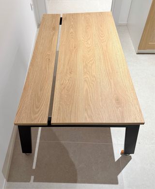 Mesa de centro elevable de madera clara con ruedas