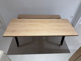 Mesa de centro elevable de madera clara con ruedas