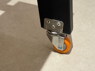 Mesa de centro elevable de madera clara con ruedas