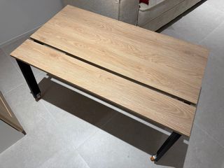 Mesa de centro elevable de madera clara con ruedas