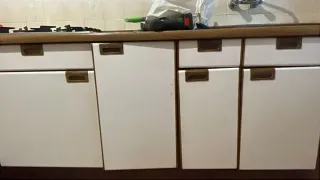 Conjunto de muebles de cocina y electrodomésticos.