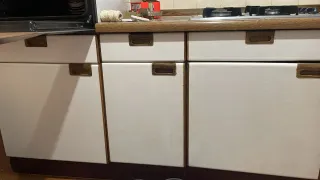 Conjunto de muebles de cocina y electrodomésticos.