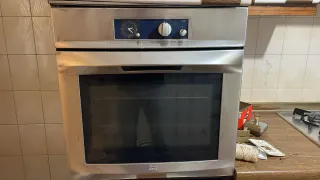 Conjunto de muebles de cocina y electrodomésticos.