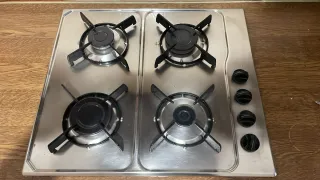 Conjunto de muebles de cocina y electrodomésticos.