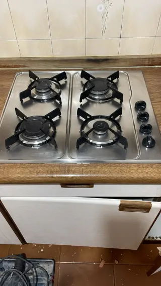 Conjunto de muebles de cocina y electrodomésticos.