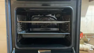 Conjunto de muebles de cocina y electrodomésticos.