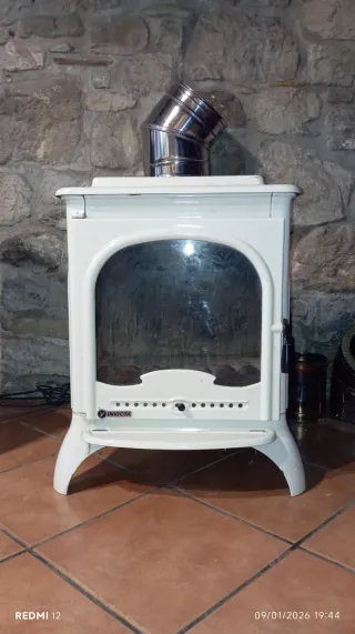 Estufa Invicta Blanco marfil, perfecto estado.