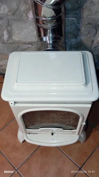 Estufa Invicta Blanco marfil, perfecto estado.