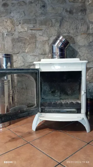 Estufa Invicta Blanco marfil, perfecto estado.