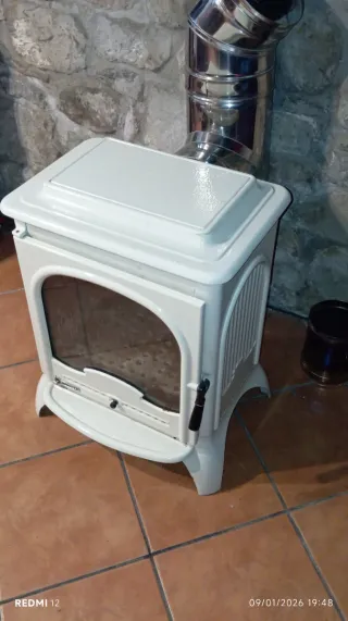 Estufa Invicta Blanco marfil, perfecto estado.