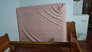 Cama de madera con colchón