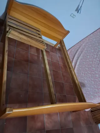Cama de madera con colchón
