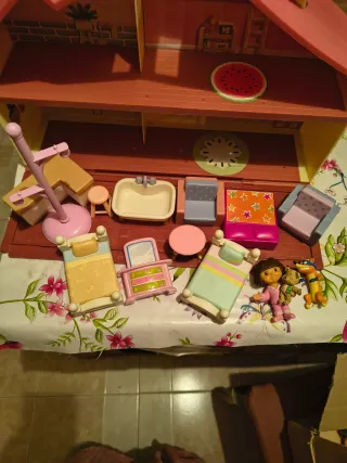 Casita de juguete rosa y amarilla