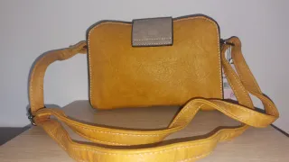 Bolso de mano color mostaza con hebilla