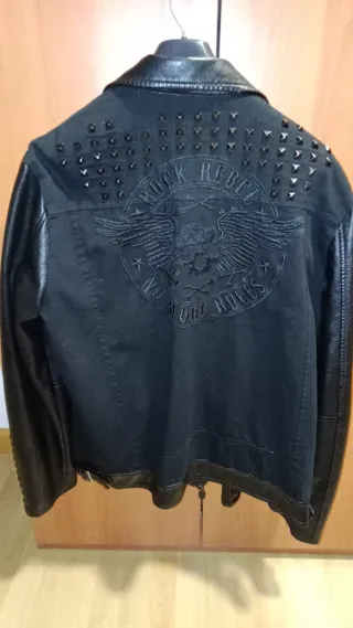 Cazadora negra con tachuelas