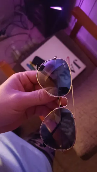 Gafas de sol Ray-Ban doradas en buen estado.