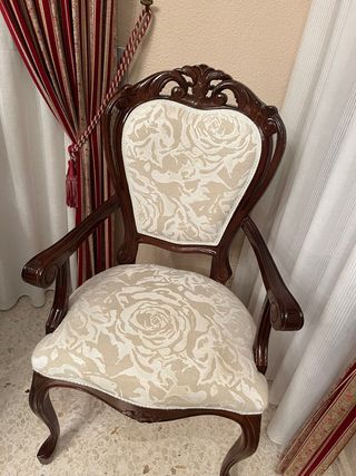 Sillas de madera y tela estilo clásico