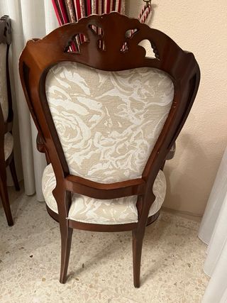 Sillas de madera y tela estilo clásico