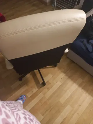 Silla de oficina de polipiel beige y azul con fund