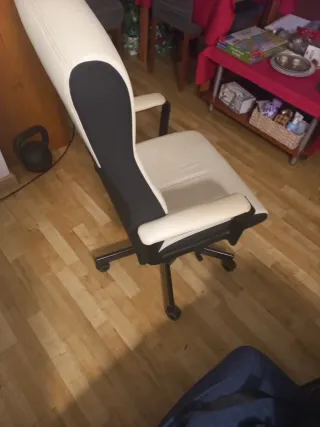 Silla de oficina de polipiel beige y azul con fund