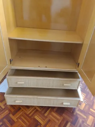 Armario ropero de mimbre con espejos