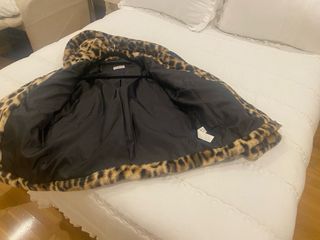 Cazadora pelo corto estampado leopardo