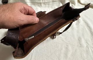 Precioso bolso de piel con diseño estilo country.