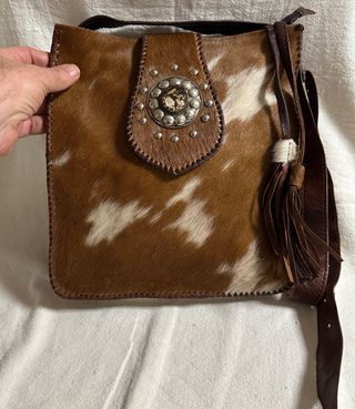 Precioso bolso de piel con diseño estilo country.