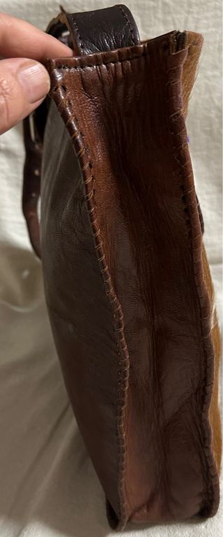 Precioso bolso de piel con diseño estilo country.