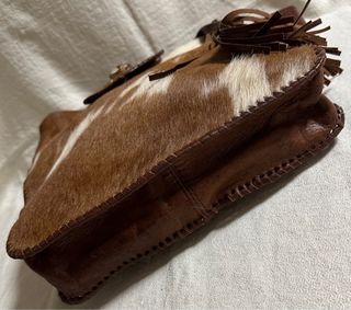Precioso bolso de piel con diseño estilo country.
