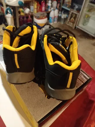 Sapatilhas de trabalho Flux pretas e amarelas