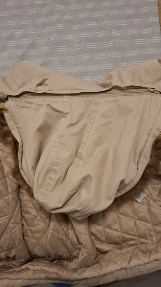 Chaqueta parka beige con capucha