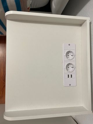 Mesita de noche blanca con luz LED