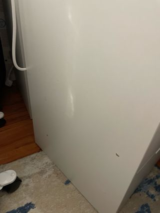 Mesita de noche blanca con luz LED