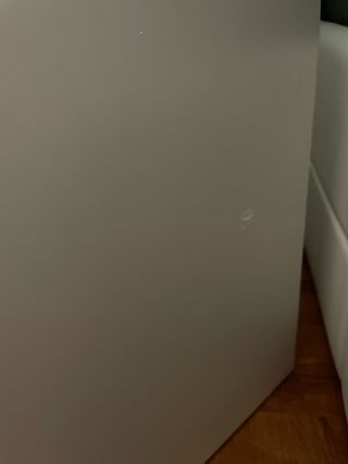 Mesita de noche blanca con luz LED