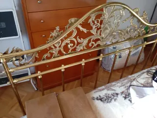 Cama Peña Vargas dorada metal